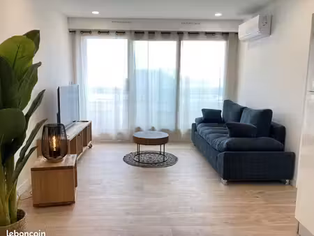 a louer superbe appartement entièrement rénové  meublé avec loggia et au bord de mer