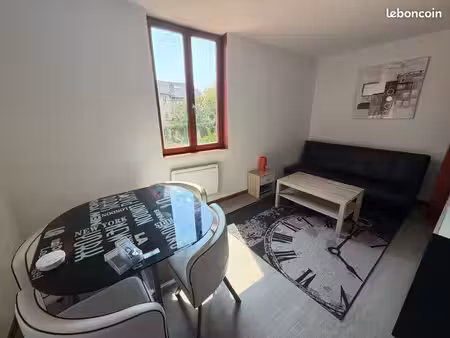 superbe studio meublé refait à neuf