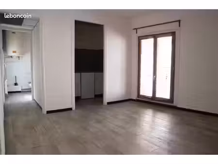 studio à 2 pas de la maison carrée