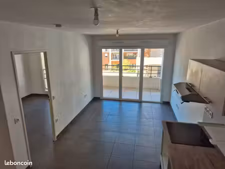 très beau t2 au calme dans eco quartier à toulon