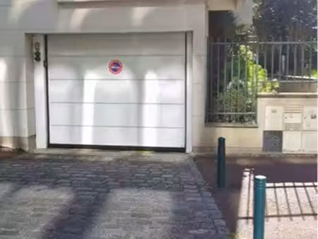 place de parking à proximité avec la station gabriel péri