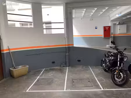 emplacement moto ou scooter – paris 11e  métro avron