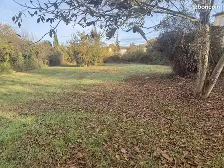 ? terrain à bâtir au calme— 743 m² — centre gardanne (13120)