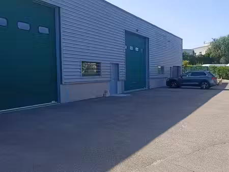entrepot 375 m2 à proximité de l'a450