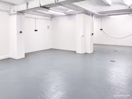 etoile / arc de triomphe – local 135m2 – stockage / logistique/ collection / monte-charge
