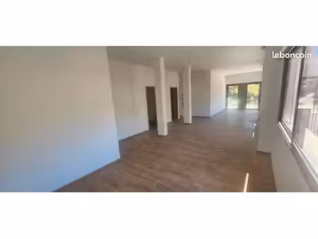 bureau refait à neuf 70m2 + entrepot et garages 215 m² + 80m2 de cour
