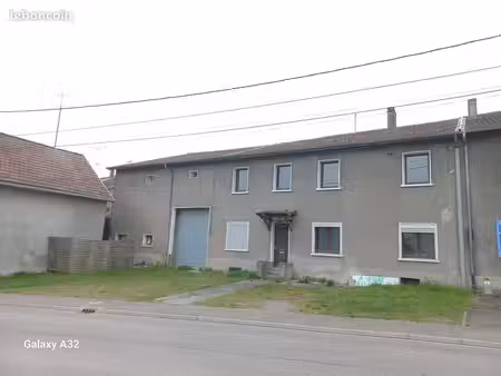 ancienne maison mitoyenne devenue un énorme entrepôt