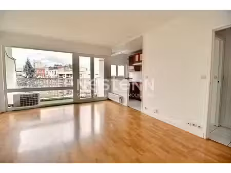 appartement courbevoie 2 pièces 46.98 m2 avec balcon parking et cave.