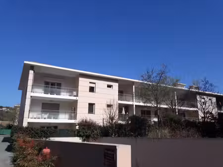 t2 avec terrasse et parking à st chamas