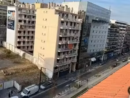 studio avec vue sur les toits de nice
