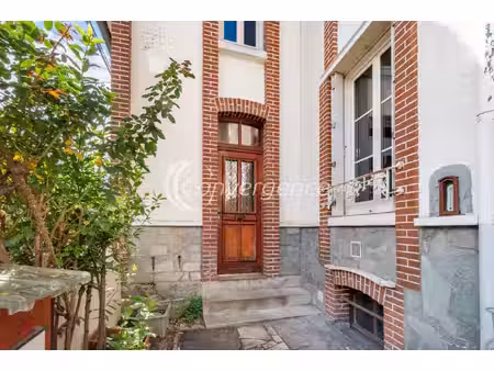 a rénover  maison de ville avec 4 chambres et garage
