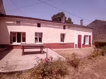 à vendre – grande longère avec dépendances et vaste terrain – fontivillié (79110)