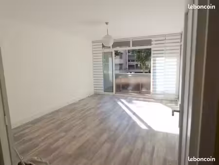 vente appartement t3 traversant 74m2 -chamalières-balcons  parking et cave