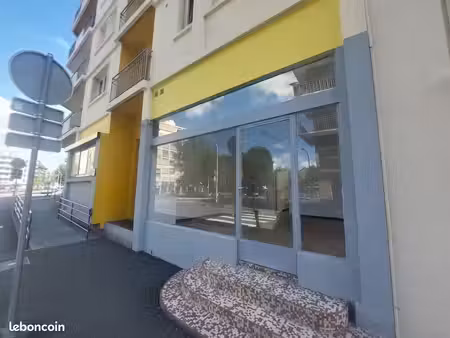 local commercial ou pro - collé à l'ex poste du pradeau