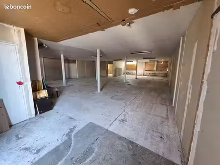entrepôt / dépôt 260 m² avec bureau et sanitaires