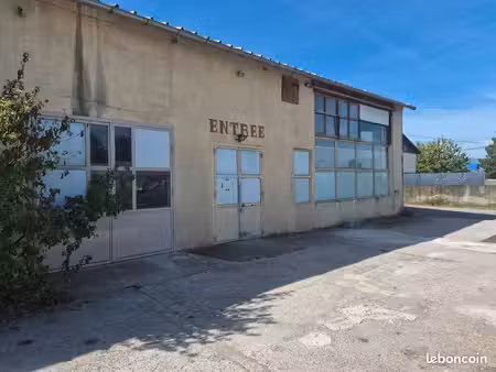 entrepôt / dépôt 300 m² avec bureau et sanitaires