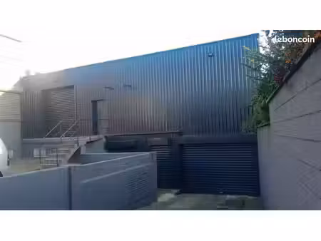 entrepôt avec quai de déchargement