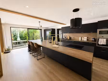 immeuble 20 pièces 563 m²