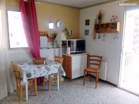 tres agreable studio 30 m2 avec balcon vue mer et port