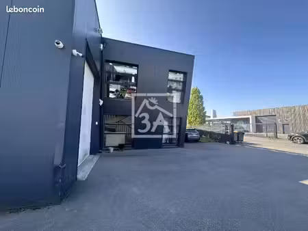 local industriel 740 m²