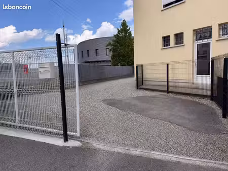 à louer – garage avec bureau et parking pour 10 à 15 véhicules – mulhouse