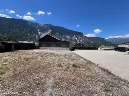 ensemble immobilier – 4 appartements + hangar 250 m² + garages – 3 300 m²