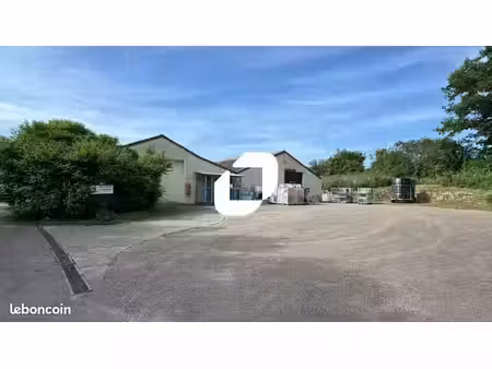 local d'activité 1 065 m²
