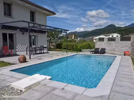 maison familiale avec piscine  vue château et 3 chambres – aucun travaux à prévoir