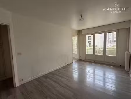 20ème gambetta/ pere lachaise : studio à vendre avec balcon