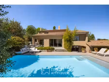 maison d'architecte rénovée avec piscine au coeur d'un domaine privé à saint-genis-laval