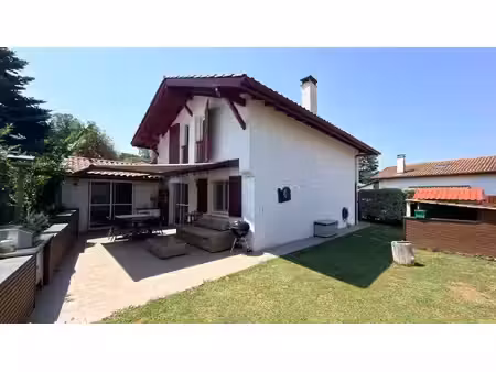 ustaritz centre  maison familiale de 103 m² (au sol 115m²) avec garage