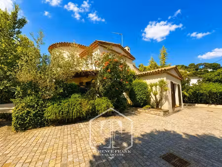 villa de caractère – plus de 240 m² – 5 chambres – piscine – jardin