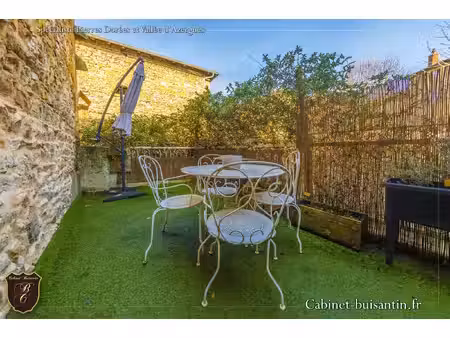 maison de village en pierres avec terrasse et cour