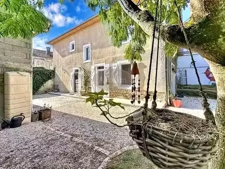 ravissante villageoise  atelier  jardin
