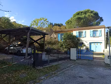 maison d'habitation avec garage et jardin