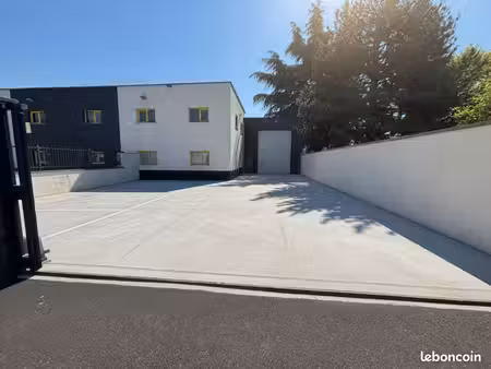 entrepôt et bureau