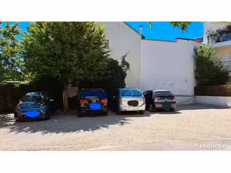 place de parking extérieur