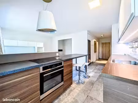 t1 bis meublé 44 m² – rénové – balcon avec vue – cave - local vélo - centre ville