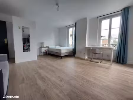 le vésinet – studio 31.45 m² rénové et très lumineux – 4 grandes fenêtres sud-est – rer a 