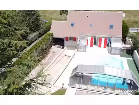 belle propriété de 160m2 habitables sur un terrain de 1213 m2 avec piscine couverte