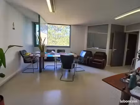 bureaux 77 m²