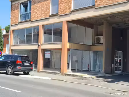 commerce ou bureaux avec splendide vitrine sur axe tres passant 68 m²