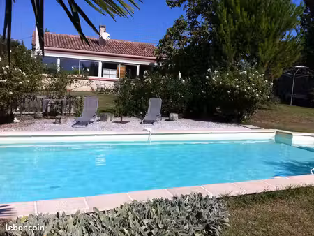 villa de plain pied piscine et jardin