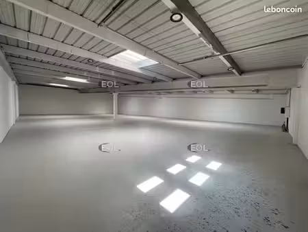 local d'activité 697 m²