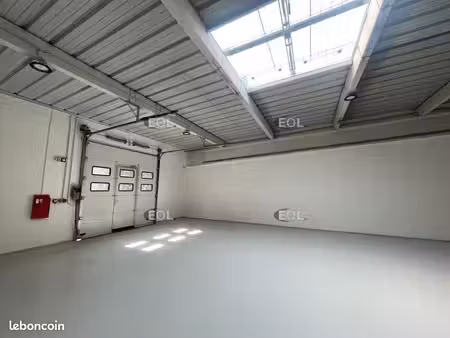 local d'activité 980 m²