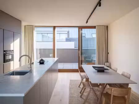 architecturaal 2-slaapkamerappartement met zonnig terras ...