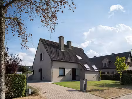 villa prête à emménager avec 4 chambres et jardin ensoleill