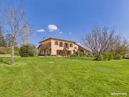 maison 8 pièces 236 m²