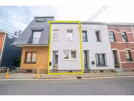 maison 2 chambres avec une cour un garage et un emplacement