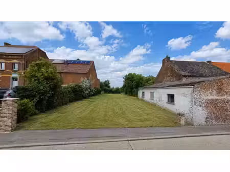 terrain de ±901 m² avec potentiel constructible